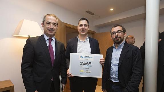 El director territorial de CaixaBank, José Manuel Bilbao, junto a los promotores de Wayook, Álvaro Sánchez y Rodrigo Ólmo, ayer, tras la entrega de los premios. WELLINGTON DOS SANTOS