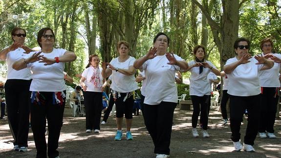 Usuarias del Centro de Día realizan una exhibición de gimnasia. Mónica Rico