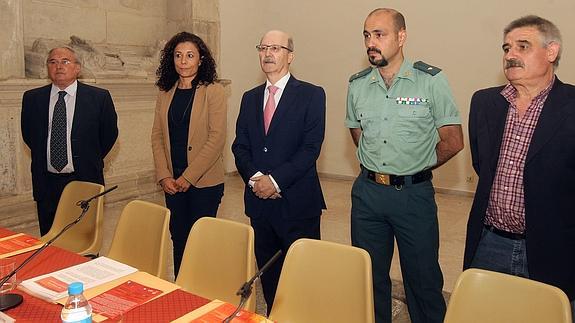 Javier Acebo (centro), durante la presentación de los detalles de esta edición en el Esteban Vicente. 