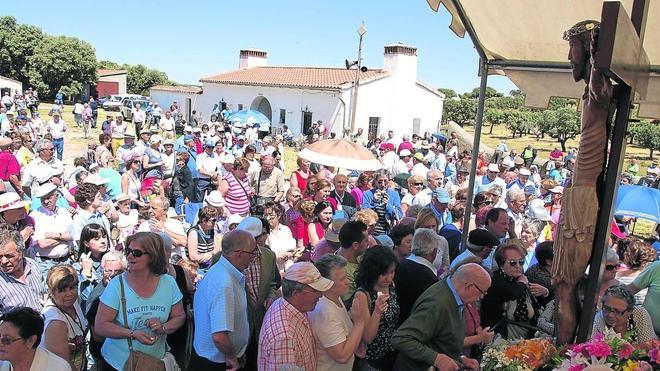 Un momento de la celebración de la misa principal a la que acudieron miles de peregrinos, que no dejaron de llegar a lo largo de toda la jornada.