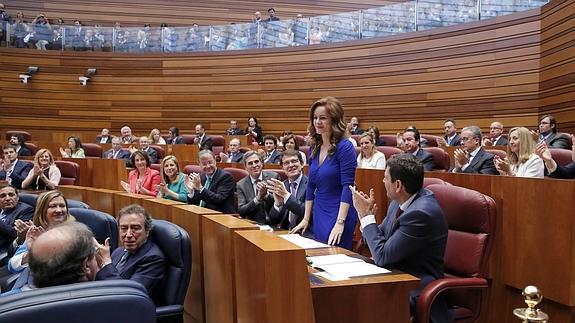 La nueva presidenta de las Cortes, Silvia Clemente, recibe el aplauso de los procuradores del PP tras ser elegida el pasado martes 16 de junio.