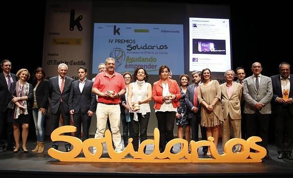 Jesús Fuertes, gerente de Servicios Sociales; Rosa Hernández, concejala del Ayuntamiento de Valladolid; Ana Redondo, concejala de Cultura de Valladolid; Arturo Cuervo y Juan Miguel París, de Correos; José Antonio Martínez Bermejo, presidente del Grupo Municipal del PP en Valladolid; Miguel Ángel Santos, de Feclei; Rafaela Romero, concejala de Servicios Sociales de Valladolid; Arancha Cantero, de Fundación Aldaba; Teresa Orihuela, de Fundación Intras; Eva García, de Kutxabank; Ángel de las Heras, director general de El Norte; Milagros Marcos, consejera de Familia de la Junta; Justino Gómez, de Indras; Javier Escribano, director de Innovación y Operaciones de El Norte; Jesús Julio Carnero, presidente en funciones de la Diputación de Valladolid, y Carlos Aganzo, director de El Norte.