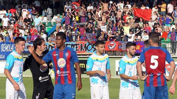 Los jugadores de ambos equipos se saludan a la conclusión del choque. 