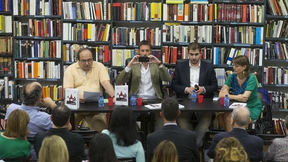 Vidal Arranz, junto a los autores de 'El método Podemos', David Álvaro y Enrique Fonseca. 