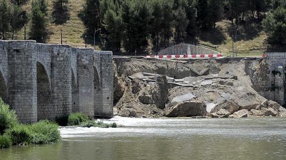 El muro de contención, derrumbado.