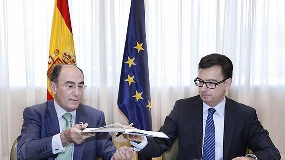 Ignasio Sánchez Galán y Román Escolano firman el acuerdo del préstamo en las oficinas de Iberdrola en Madrid. 