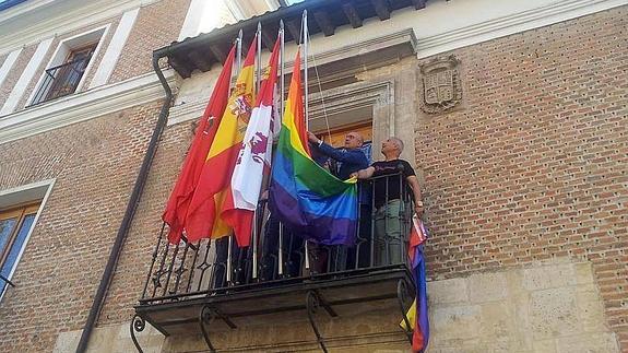 La bandera arcoíris ya ondea en el balcón de la Diputación