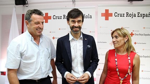 El presidente provincial de Cruz Roja, José Luis Montero, flanqueado por el secretario, Jesús Collado, y la coordinadora de la organización en la provincia, Isabel Gómez, ayer. Antonio Tanarro