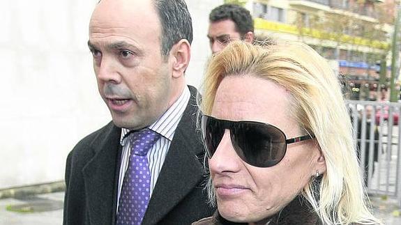 El abogado José Rodríguez, con Marta Domínguez, antes de declarar por la ‘Operación Galgo’.