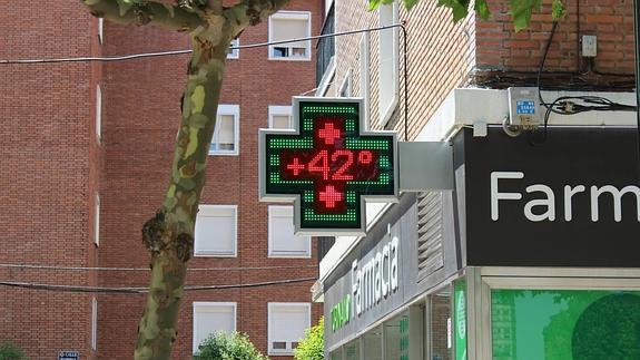 El termómetro de una farmacia vallisoletana marca los 42 grados.