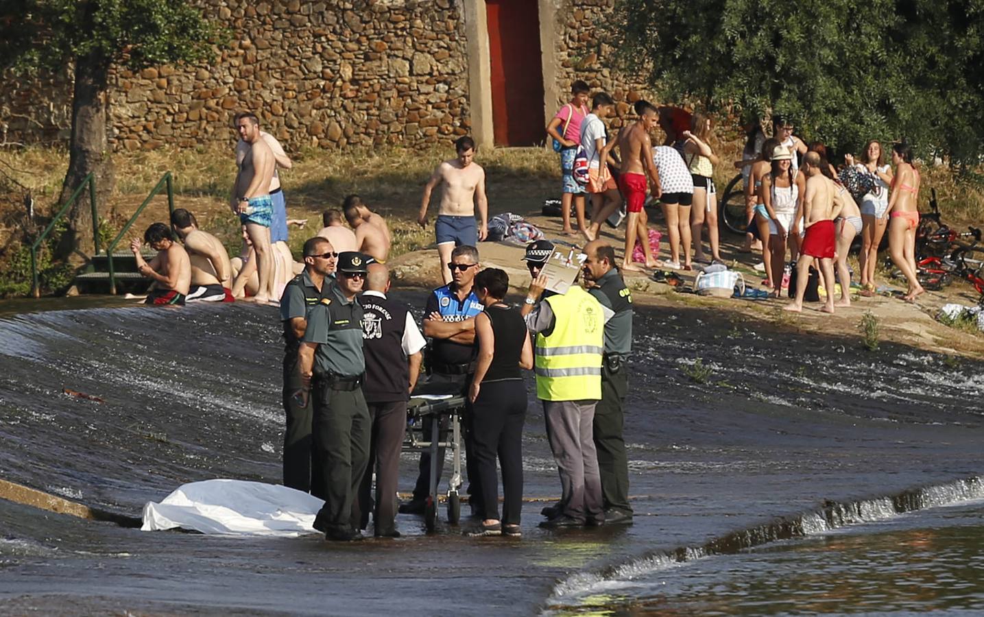 Personal de los cuerpos de emergencia, en lugar en el que se encontró el cuerpo.