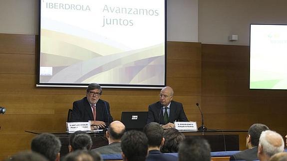 Santiago Aparicio y Joquín Boneta en la apertura de la jornada de Iberdrola con sus proveedores. 