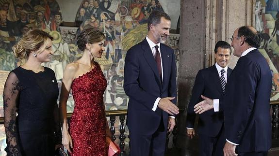 Ignacio Sánchez Galán, presidente de Iberdrola, saluda a los Reyes de España en presencia del presidente de México, Peña Nieto y su esposa. 