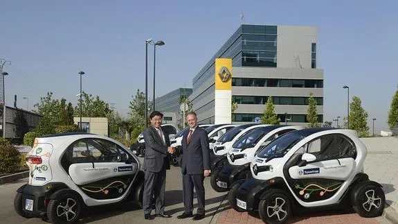 Ricardo Gondo y Jorge Estévez, ayer, en el acto de entrega de los vehículos en la sede de Renault en Madrid. EL NORTE