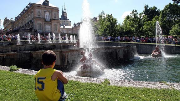 Un niño contempla los juegos de 'La Selva' en La Granja de San Ildefonso. 