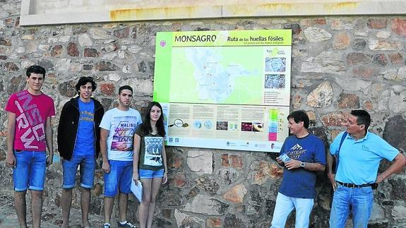 Los alumnos junto a sus profesores en uno de los paneles de Monsagro. 