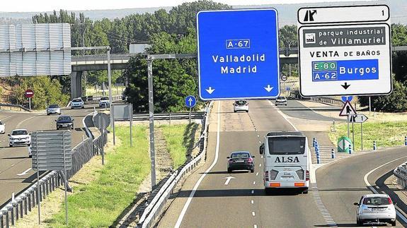 Tráfico de vehículos ayer en la Autovía A-67, a la altura de la salida para Venta de Baños en dirección hacia Valladolid