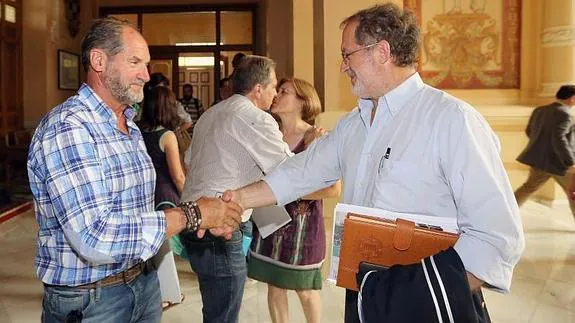 Mariano Parellada y Manuel Saravia se saludan en el Ayuntamiento. 