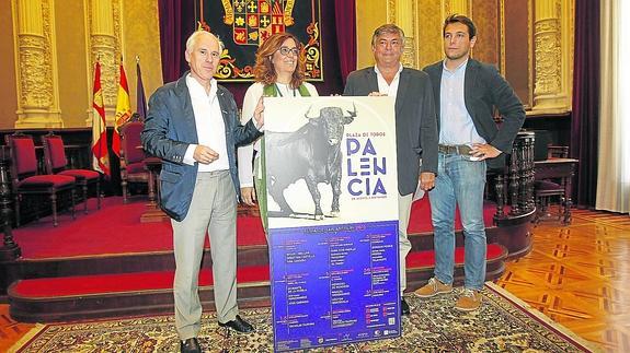 Luis Domingo González y Ángeles Armisén, con los empresarios de la plaza, Pablo Martínez Labiano y Manuel Martínez Azcárate, en la presentación del cartel. 