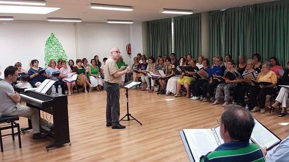 Jordi Casas, durante los ensayos este sábado con las corales. 