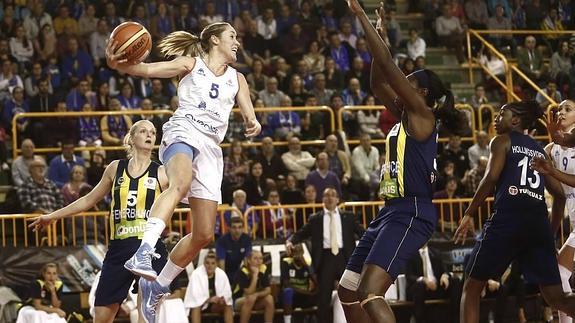 Marta Fernández realiza un pase esta temporada pasada en el partido ante el Fenerbahce.