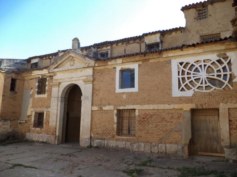 Fachada principal del convento de San Bernardino, en Cuenca de Campos