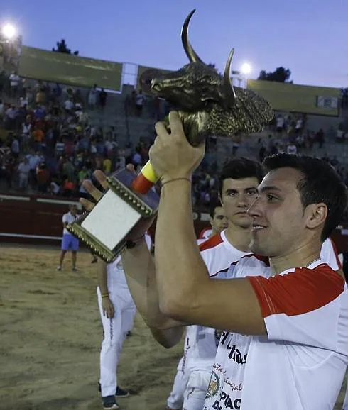 'Zorrillo', con su trofeo, lo celebra en el cento de la plaza de Arévalo