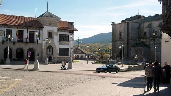 Plaza de la Constitución, en El Espinar, con la Casa Consistorial al fondo. 