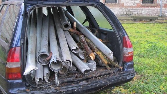 Tuberías de riego procedentes de una explotación agrícola de Chañe intervenidos por el Equipo Roca. 