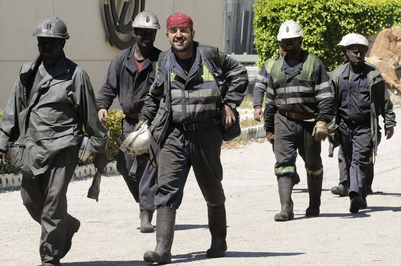 Un grupo de mineros sale de la mina después de la primera jornada de vuelta al trabajo en la Hullera Vasco Leonesa