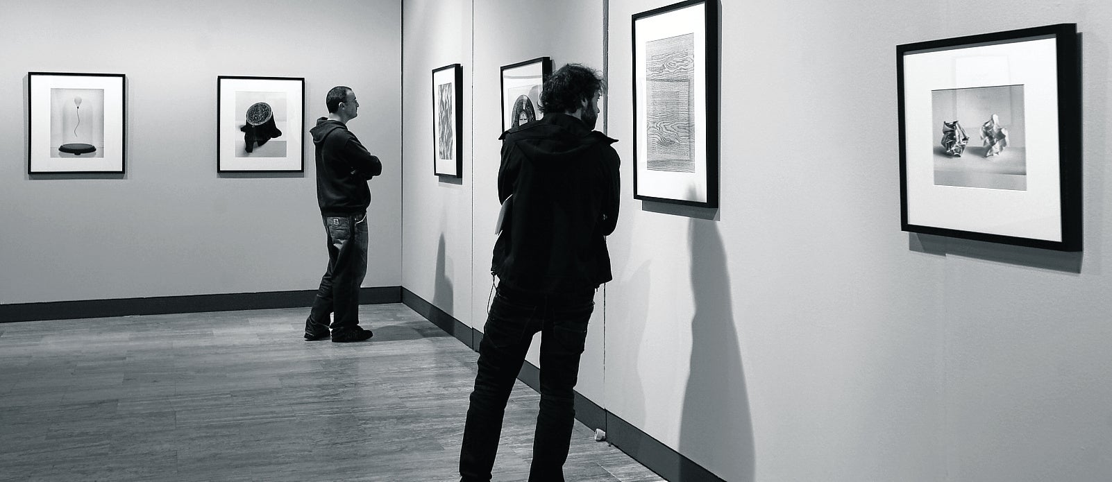 Dos personas observa los cuadros de la exposición, que se presenta en el Centro Cultural Provincial.