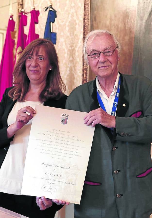 La concejala María Jesús Fresnadillo entrega el título de Huésped Distinguido al Premio Nobel de Química, Robert Huber.