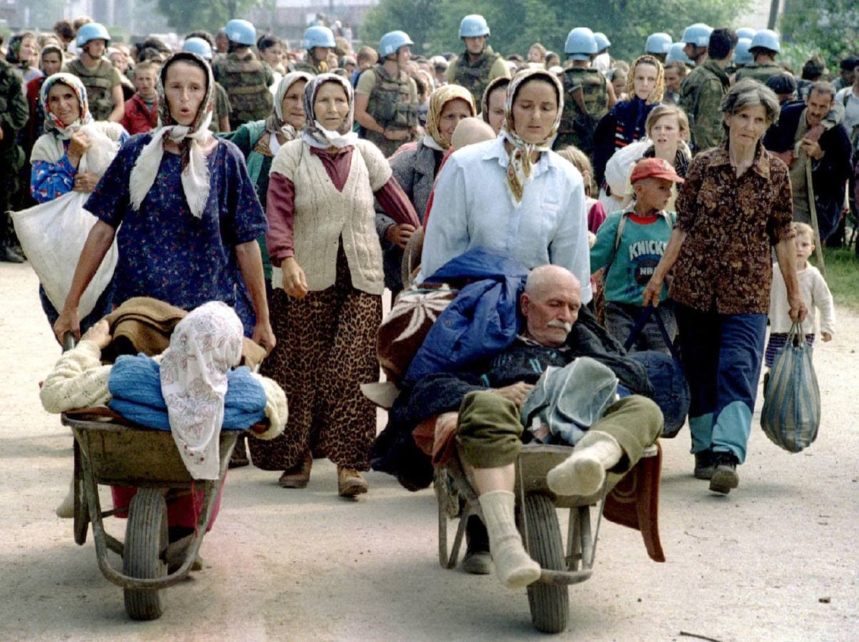 Refugiados de Srebrenica huyen durante la guerra.