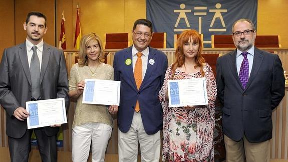 María Jesús Pascual, segunda por la derecha, estuvo entre los premiados.