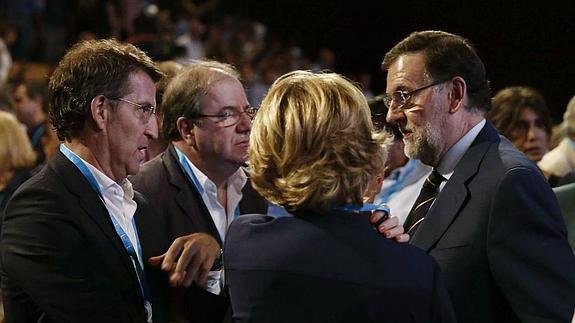 El presidente del Gobienro, Mariano Rajoy (d) junto a los presidentes de Galicia, Alberto Nuñez Feijóo (i) y Castilla y León, Juan Vicente Herrera (2i), durante la conferencia política del PP en la que pretende sentar las bases del programa electoral con el que concurrirá a los comicios generales.