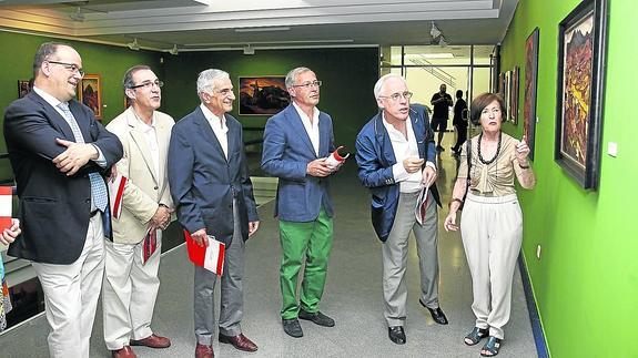 Blanca Sarasua explica ayer uno de los cuadros de la exposición al delegado de la Junta, Luis Domingo González; al concejal de Medio Ambiente, Juan Antonio Marcos; a José Luis Ipiña, Juan Marcelo Ruiz y al subdelegado del Gobierno, Luis Miguel Cárcel.