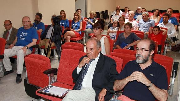 Los letrados Ricardo Cáceres y Agustín Ruiz Charcos, en primer plano, ayer en el Colegio de Abogados de Segovia.Rosa Blanco