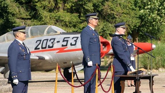 Monteagudo  (derecha) jura su cargo en Villanubla, junto al general  López Cillero, y su predecesor, coronel Vicente Giráldez. ICAL
