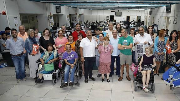 El director del periódico, Carlos Aganzo (derecha), posa con los invitados de Asprona y el resto de la redacción.