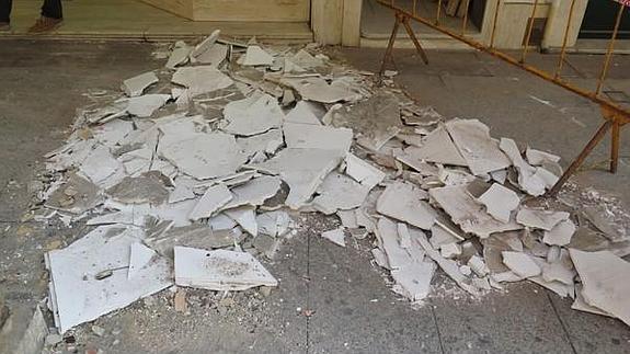 Se desprende parte del falso techo de los soportales de El Collado. 