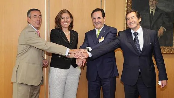 De izquierda a derecha, Juan Alcaraz, director general de CaixaBank; José Rolando Álvarez, presidente de Cesgar; Begoña Cristeto, secretaria general del Ministerio de Industria, Energía Turismo; y Víctor Audera, presidente de Cersa. 