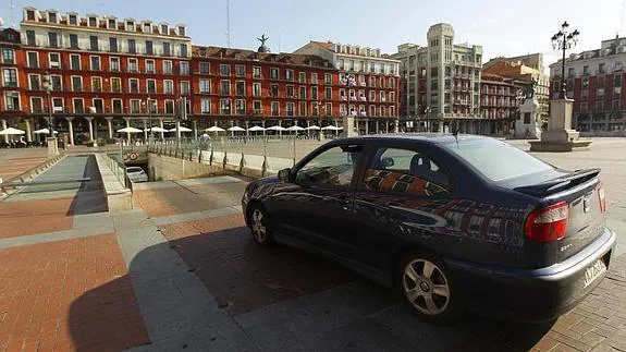 Un coche accede al aparcamiento. 