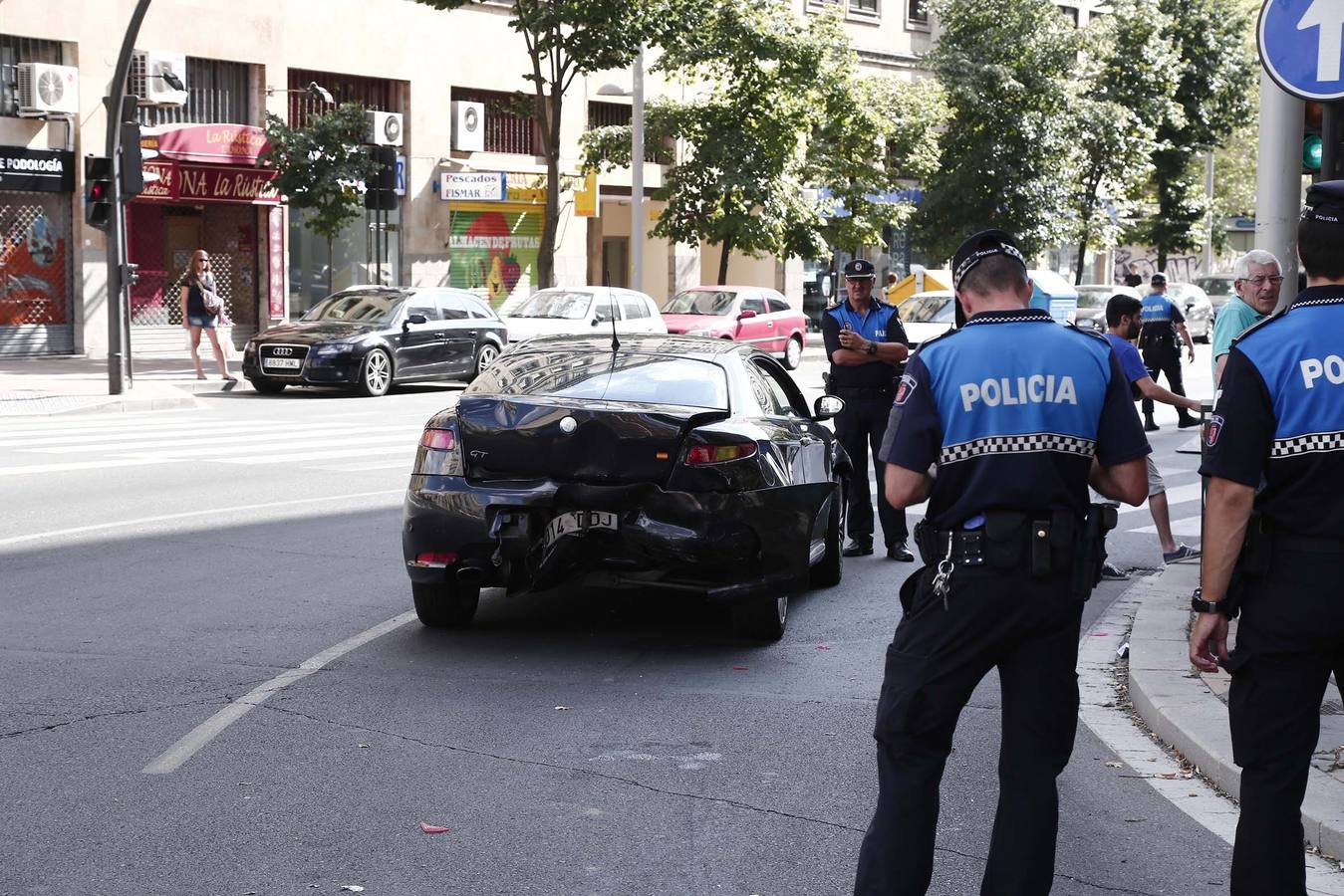 Varios agentes, junto a uno de los vehículos implicados.