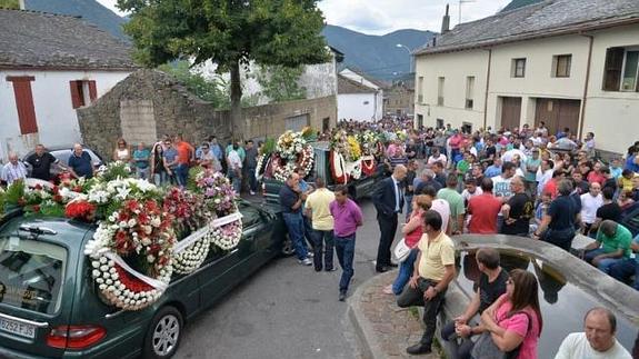 Miles de personas llenaron la iglesia y los alrededores para dar el último adiós a Calviño.