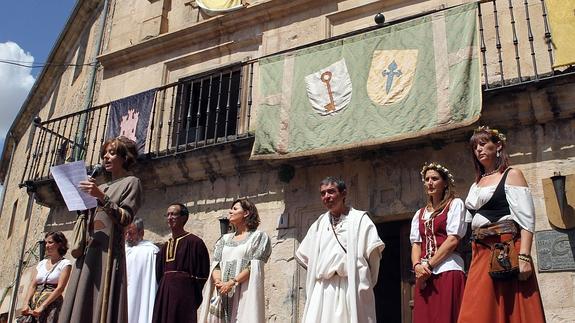 Raquel Casas, vicepresidenta del Consejo de la Mesta, acompañada por diversas autoridades durante el pregón inaugural.