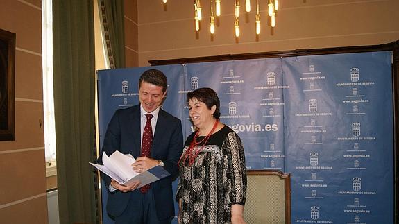 Andrés Torquemada, concejal de Servicios Sociales, junto con Clara Luquero, alcaldesa de Segovia en una rueda de prensa. 