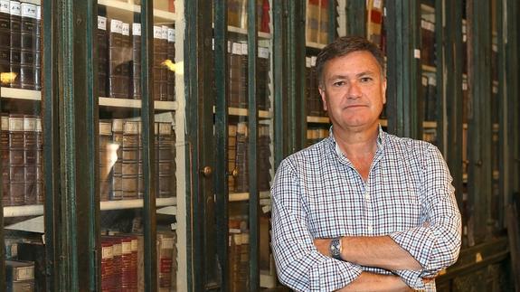 Francisco Vázquez, en la biblioteca de la Diputación. 