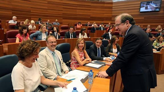 El presidente de la Junta, Juan Vicente Herrera, conversa con algunos de los consejeros antes de comenzar el Pleno extraordinario de las Cortes para la designación de los senadores en representación de la comunidad.