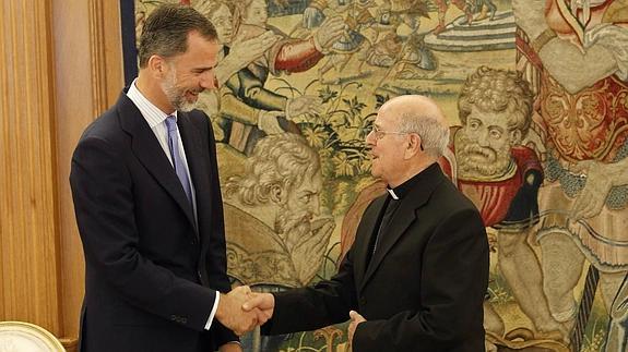 El rey Felipe VI recibe a Ricardo Blázquez, cardenal arzobispo de Valladolid y presidente de la Conferencia Episcopal.