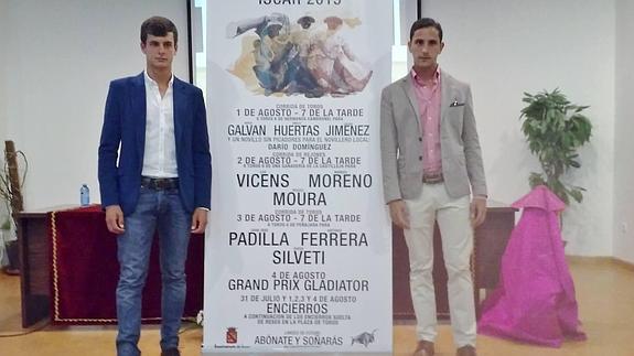 El matador David Galván (I) y el novillero Darío Domínguez (D) con el cartel anunciador de la Feria de Iscar 2015. 